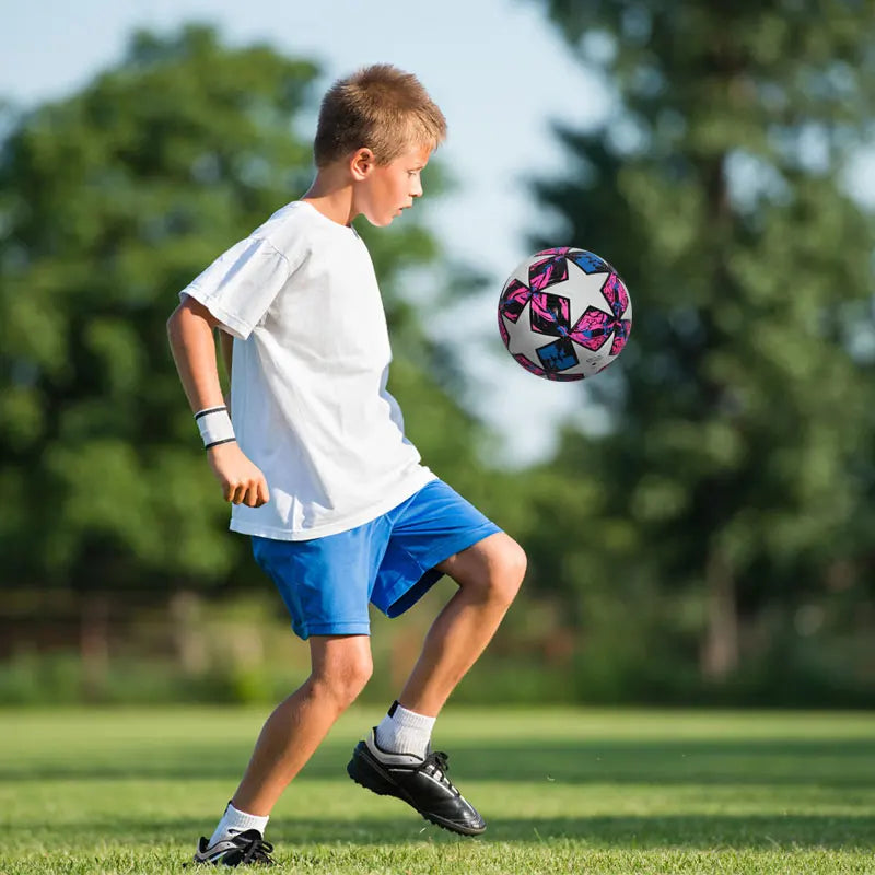 Straatvoetbal in moderne kleuren en design