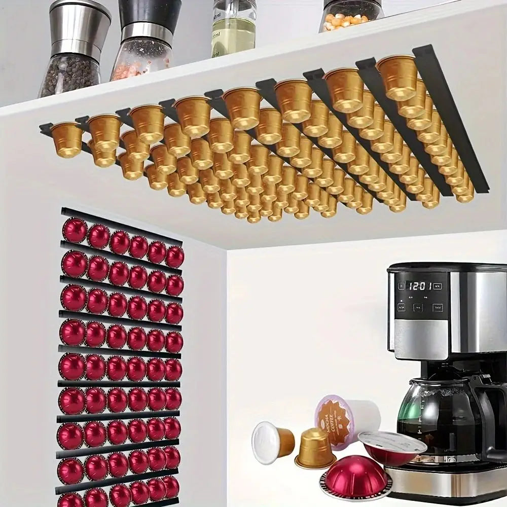 Koffiewaar met decoratief patroon en handgeschilderd design