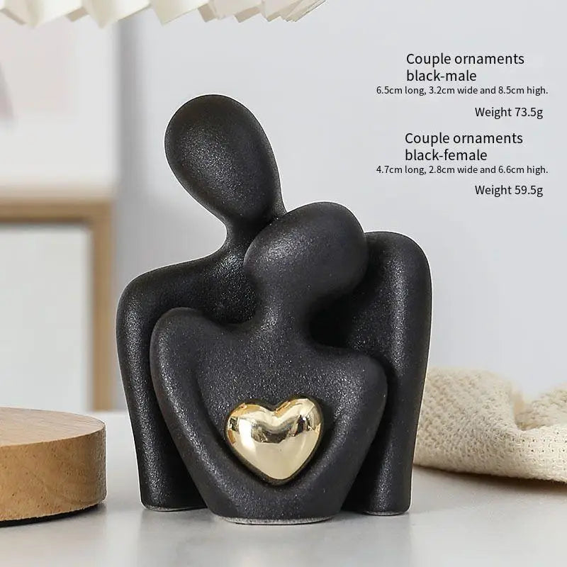 Decoratie woonkamer accessoires - Zwarte en witte sculpturen met gouden hart voor romantische sfeer