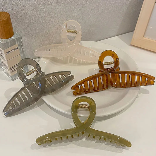 Haar accessoires in neutrale kleurencombinaties