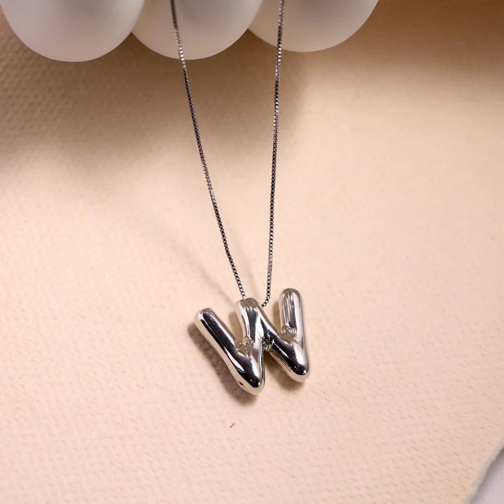 Naam in ketting met glanzende kettingschakels