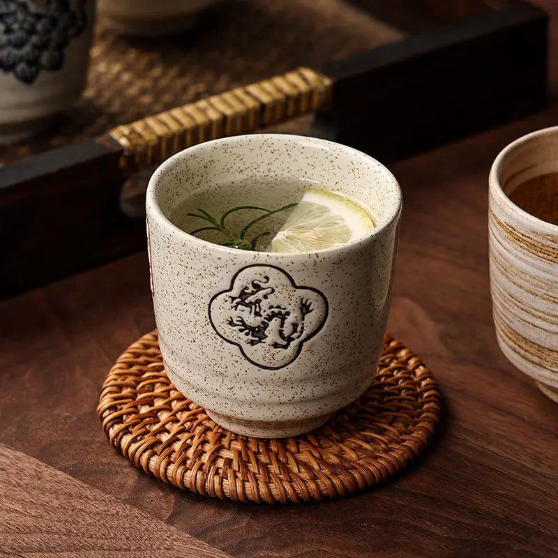 Thee drinken in stijl met handgemaakte kopjes