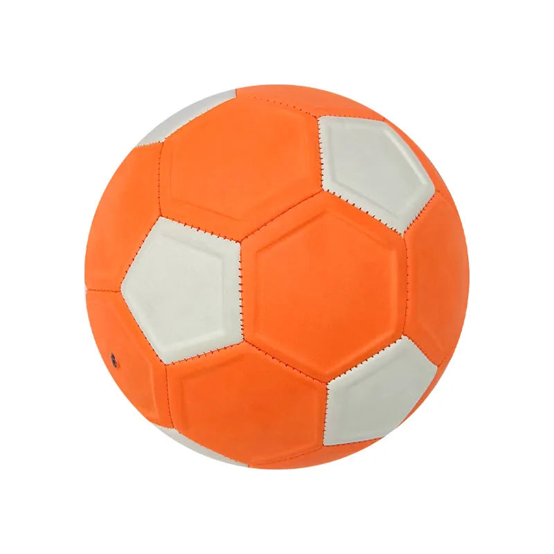 Voetbal met kleurrijk design voor goed zicht