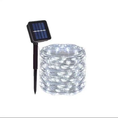 Tuindecoratie met hangplant in metalen houder