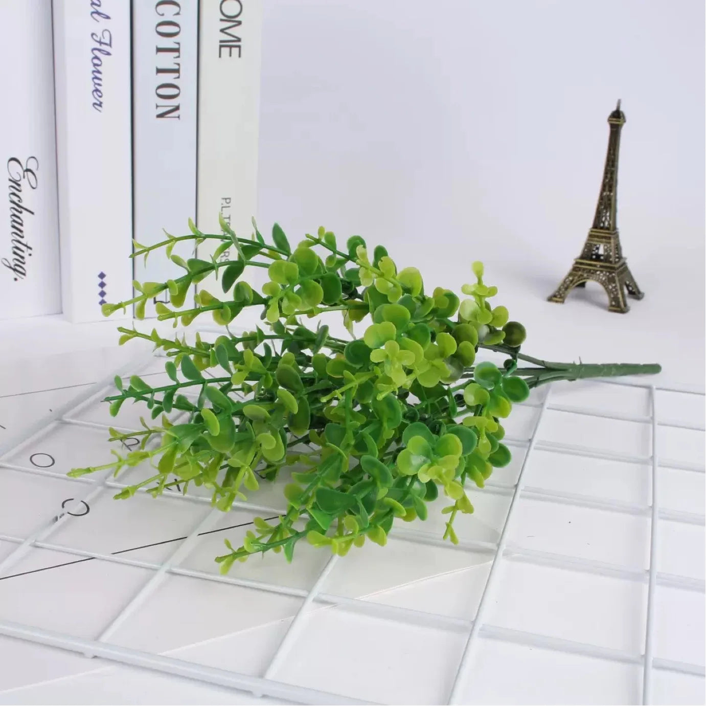 Zinken emmer met bloemen als decoratie
