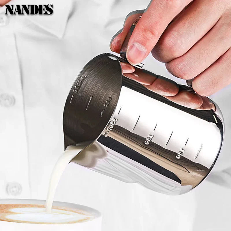 Koffiewaar met klassieke porseleinen kopjes