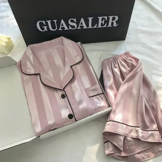 Dames pyjama Livera met elegante pasvorm