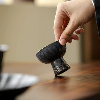 Thee zetten met stijlvolle tools van glas en hout
