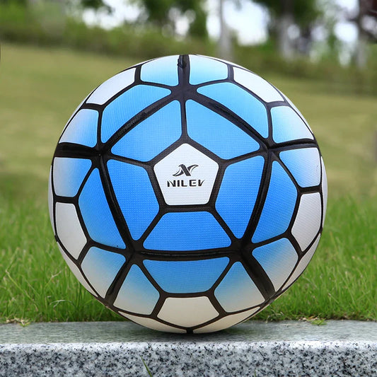Voetbal in felle kleuren voor straatgebruik