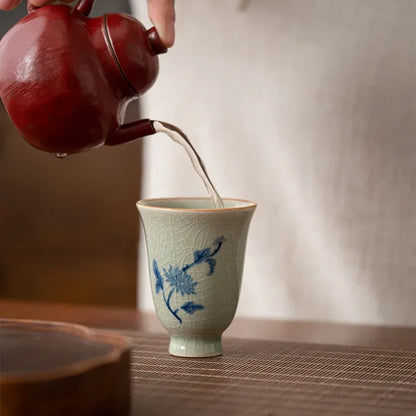 Klassieke theepot met bloemenmotief
