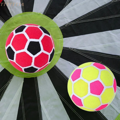 Voetbal met rubberen noppen voor straatspel
