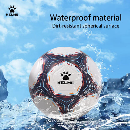 Voetbal met kleurrijk design voor goed zicht