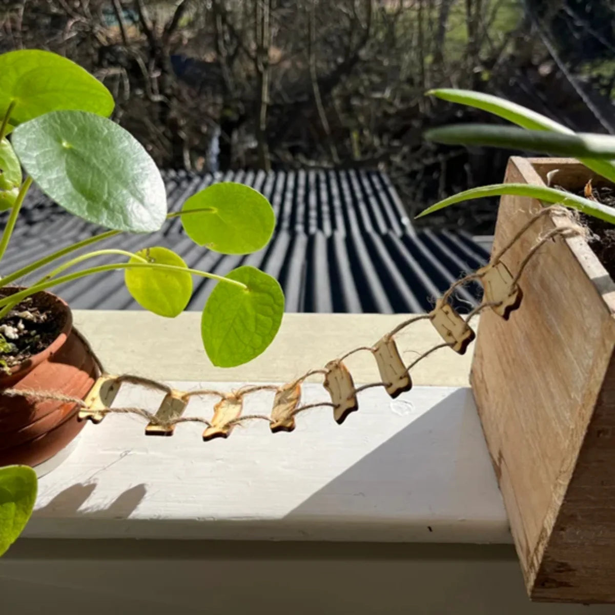 Hangende mand als verticale tuindecoratie