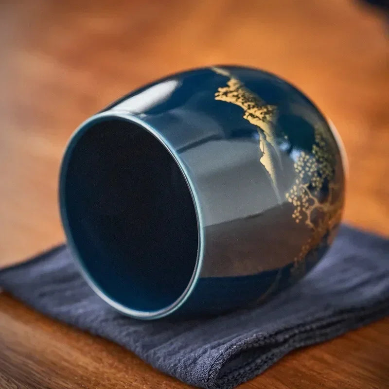 Thee zetten met gietijzeren theepot en accessoires
