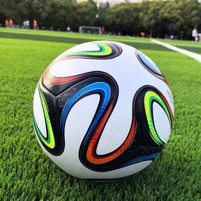 Voetbal met kleurrijk design voor goed zicht