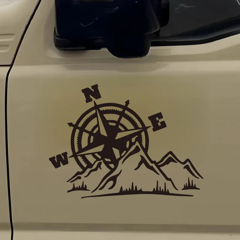Auto stickers - Kompas en Bergen ontwerp voor avonturiers