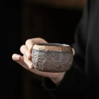 Handgemaakt theeservies met natuurlijke textuur