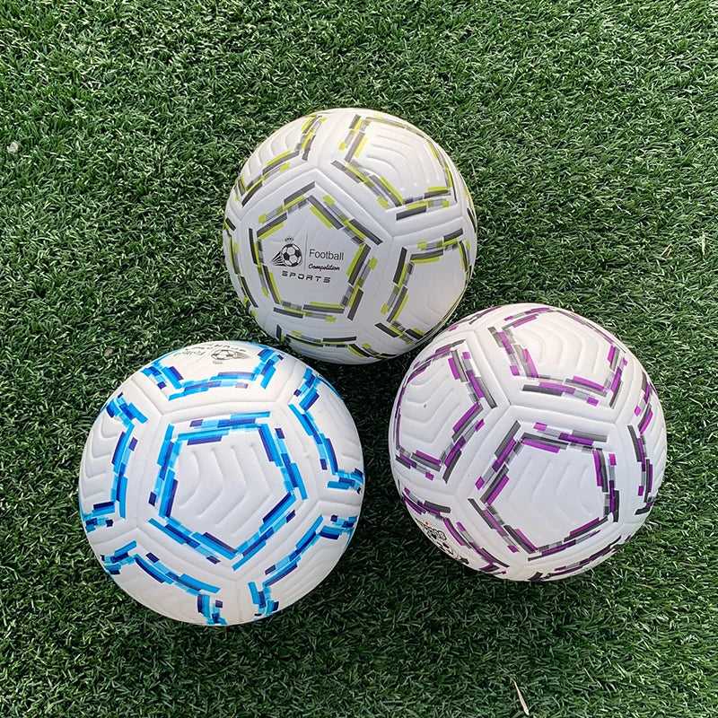 Voetbal met gestroomlijnde vorm voor nauwkeurig spel