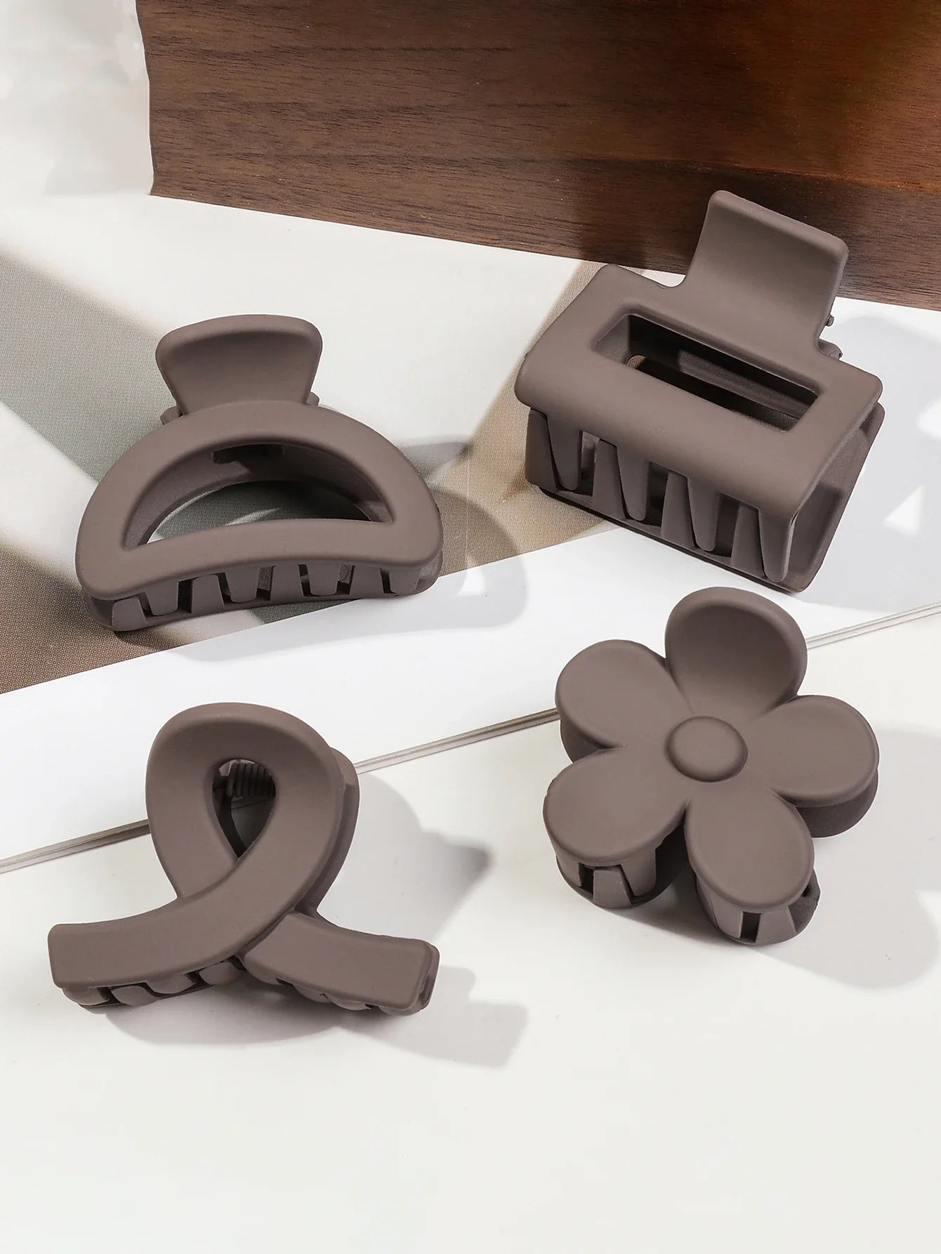 Klassieke haar accessoires in neutrale tinten