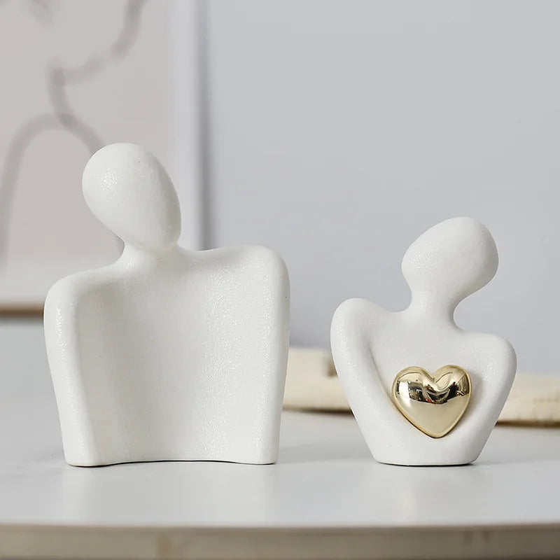 Decoratie woonkamer accessoires - Zwarte en witte sculpturen met gouden hart voor romantische sfeer