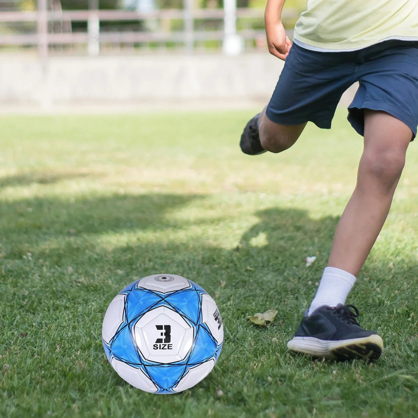 Voetbal met schokabsorberende eigenschappen