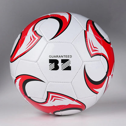Voetbal met goede controle op harde ondergrond
