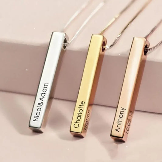 Naam in ketting verwerkt in barvormige hanger
