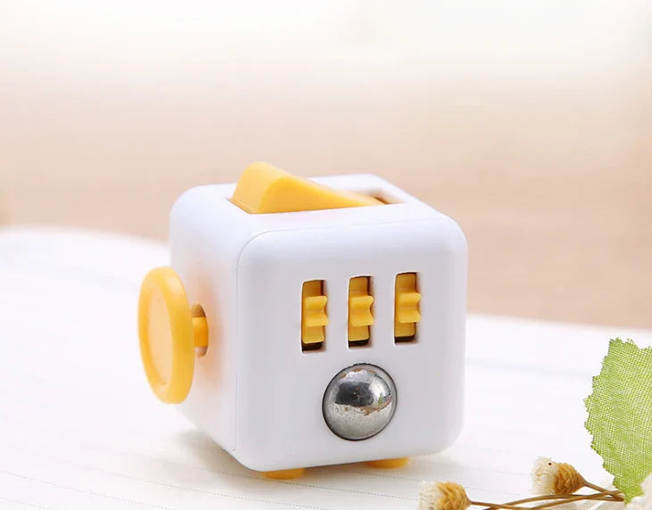 Fidget toy met draai- en klikonderdelen