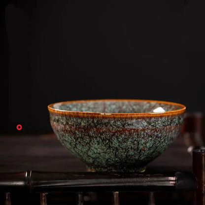 Thee drinken met elegant keramisch servies