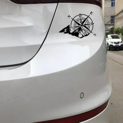 auto stickers - kompas en bergen design voor avontuurlijke rijders