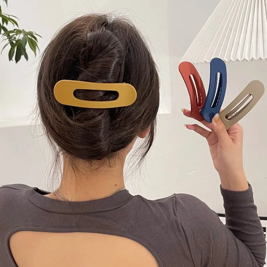 Klassieke haar accessoires in neutrale tinten