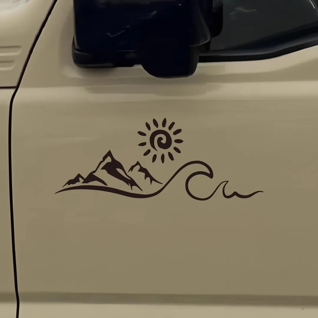Auto stickers - Achterruit kunstwerk met bergen en zon voor unieke uitstraling