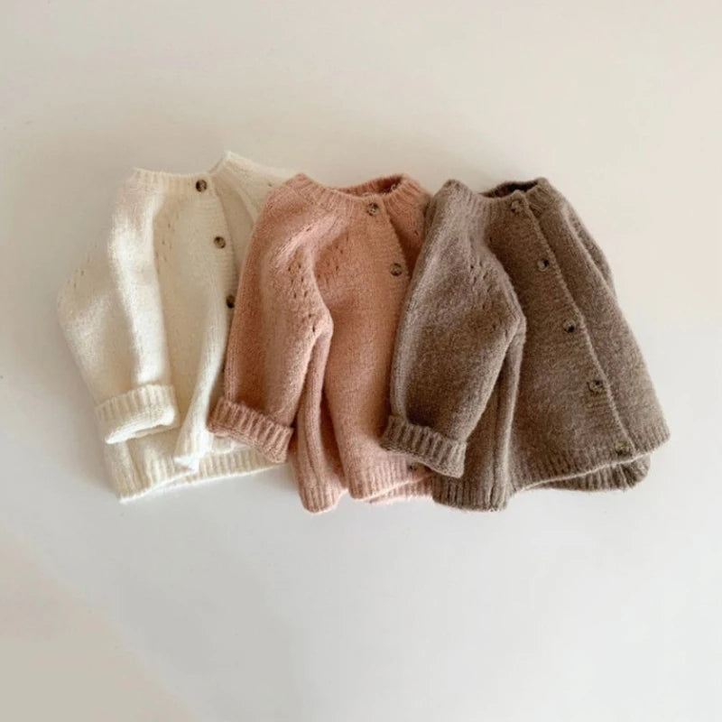 Schattige babykleertjes in pastelkleuren