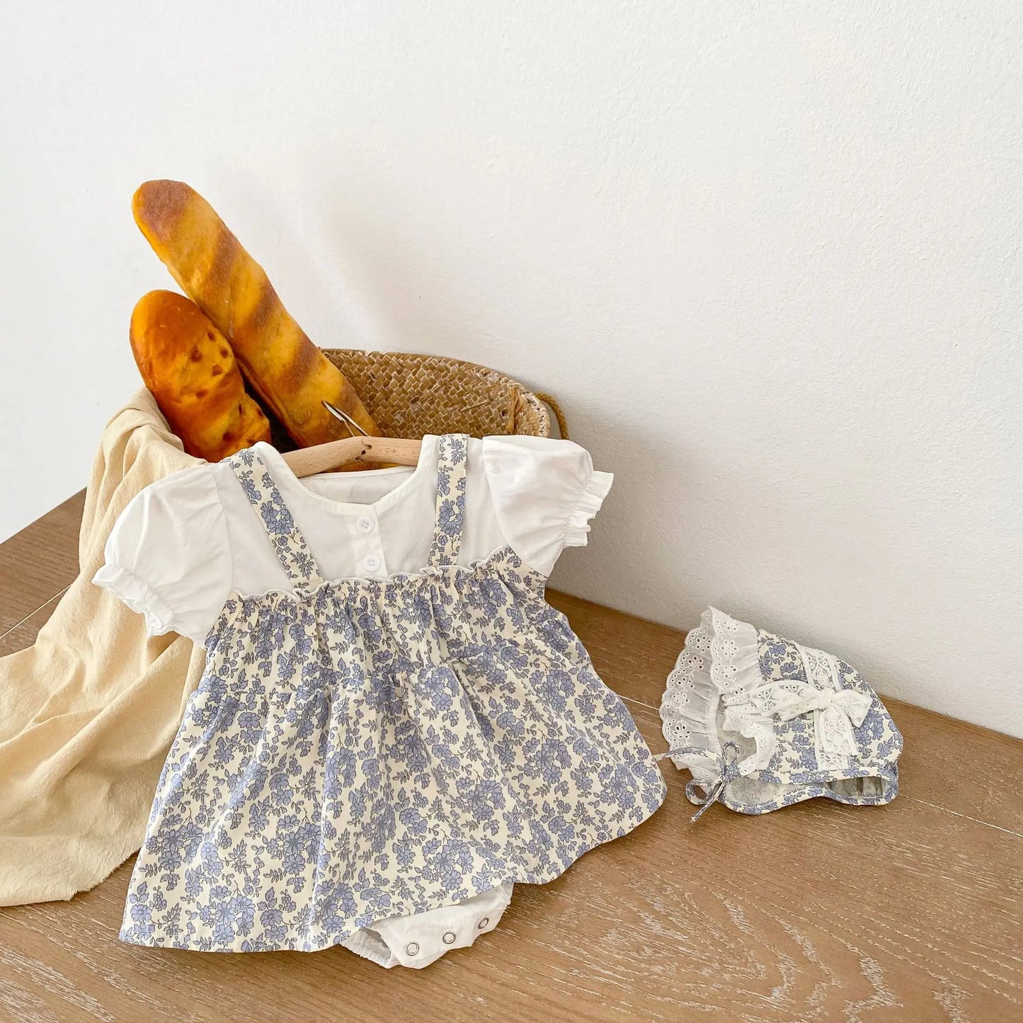 Schattige babykleertjes met schattige borduursels