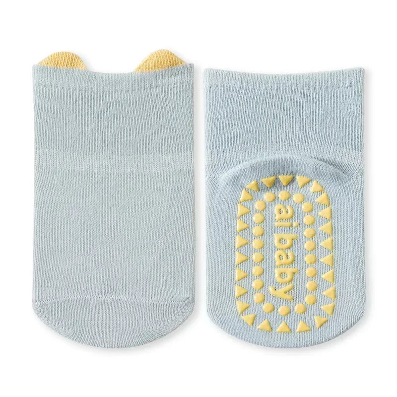 Schattige babykleertjes met schattige borduursels