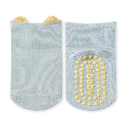 Schattige babykleertjes met schattige borduursels