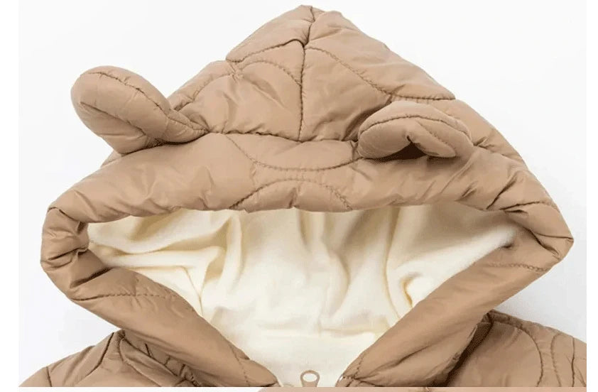 Babykleding meisjes in trendy kleuren en patronen