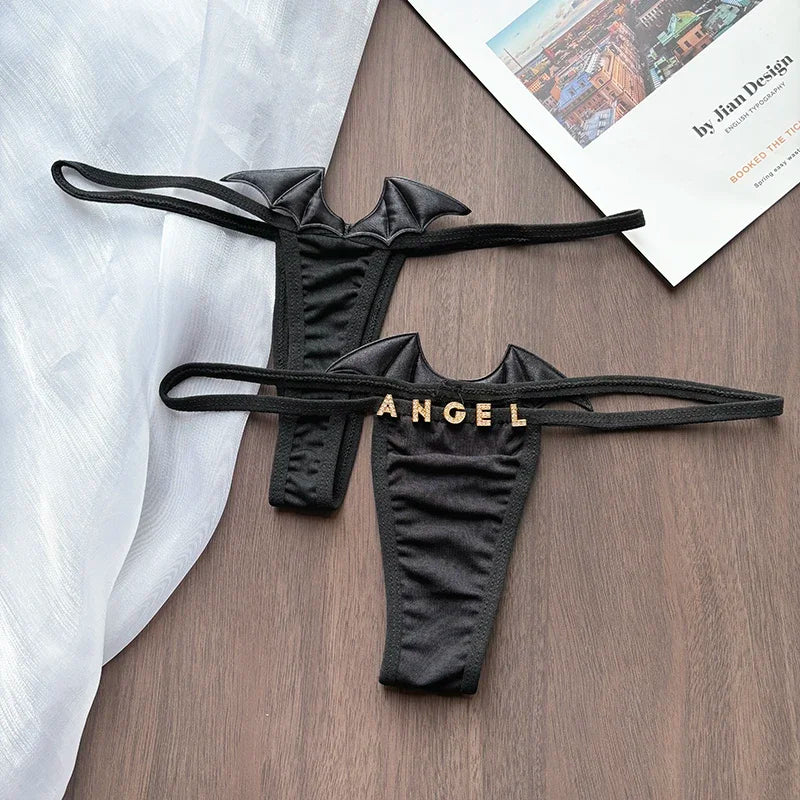 Zwarte string met naam – Tijdloos en elegant