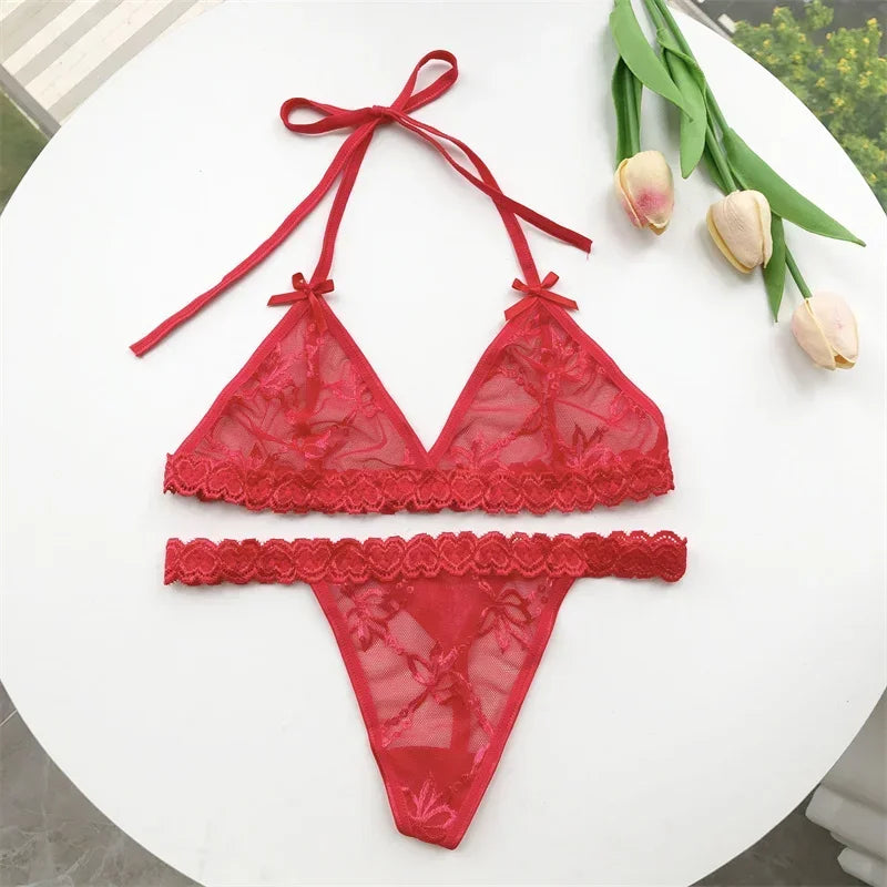 String met bloemendesign en naam – Romantische en unieke lingerie