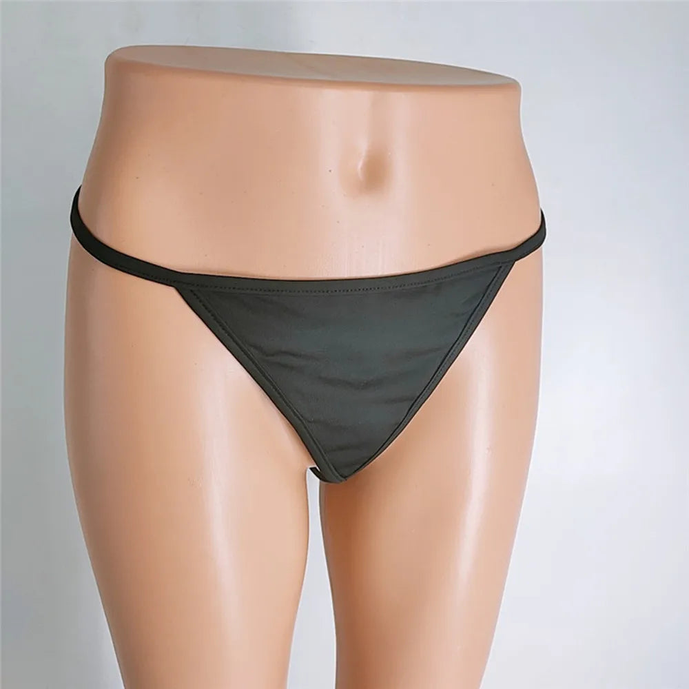 Zwarte string met naam – Tijdloos en elegant