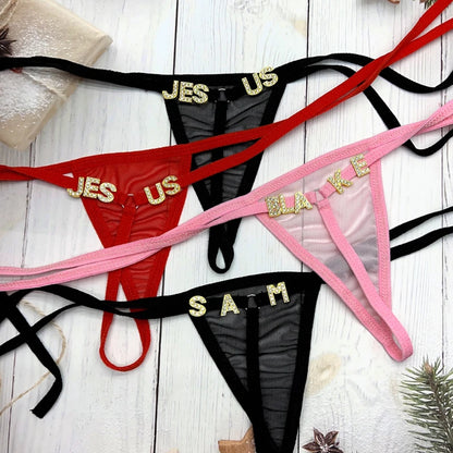 String in satijnen uitvoering met naam – Luxe en zacht