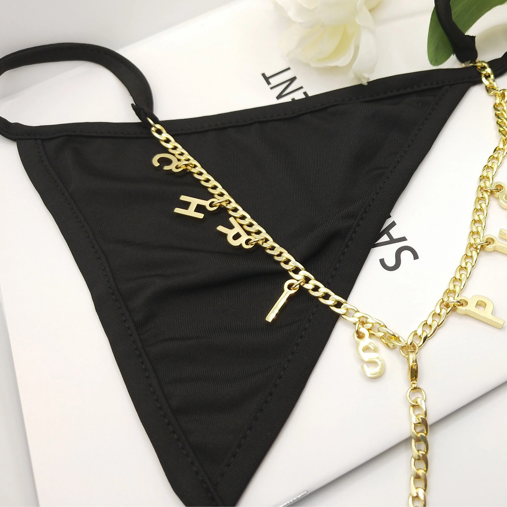 String met bloemendesign en naam – Romantische en unieke lingerie